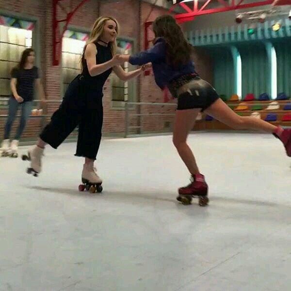 Luna uczy Sabrinę jeździć na wrotkach