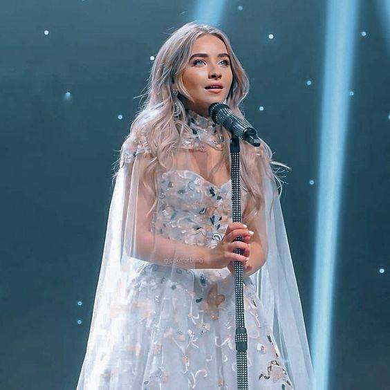 Utwory Sabriny w zestawieniu najlepszych piosenek tygodnia według Rolling Stone