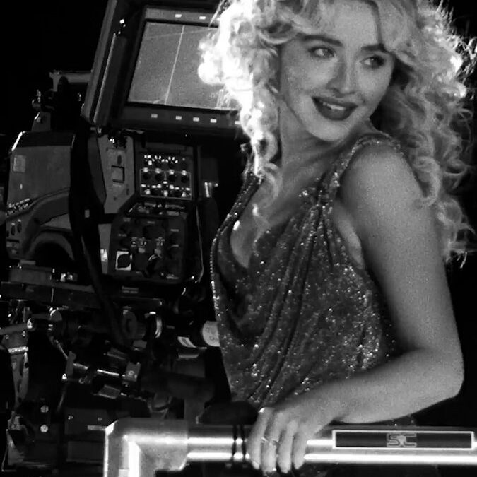 „Don’t Smile” – piosenka, która mówi więcej ciszą niż słowami