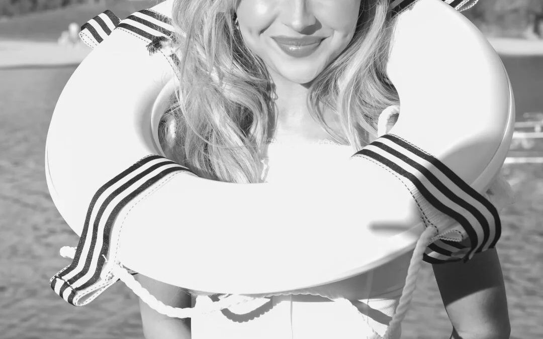 Kofeina na plaży. Jak „Espresso” zdefiniowało estetykę wakacji 2024?