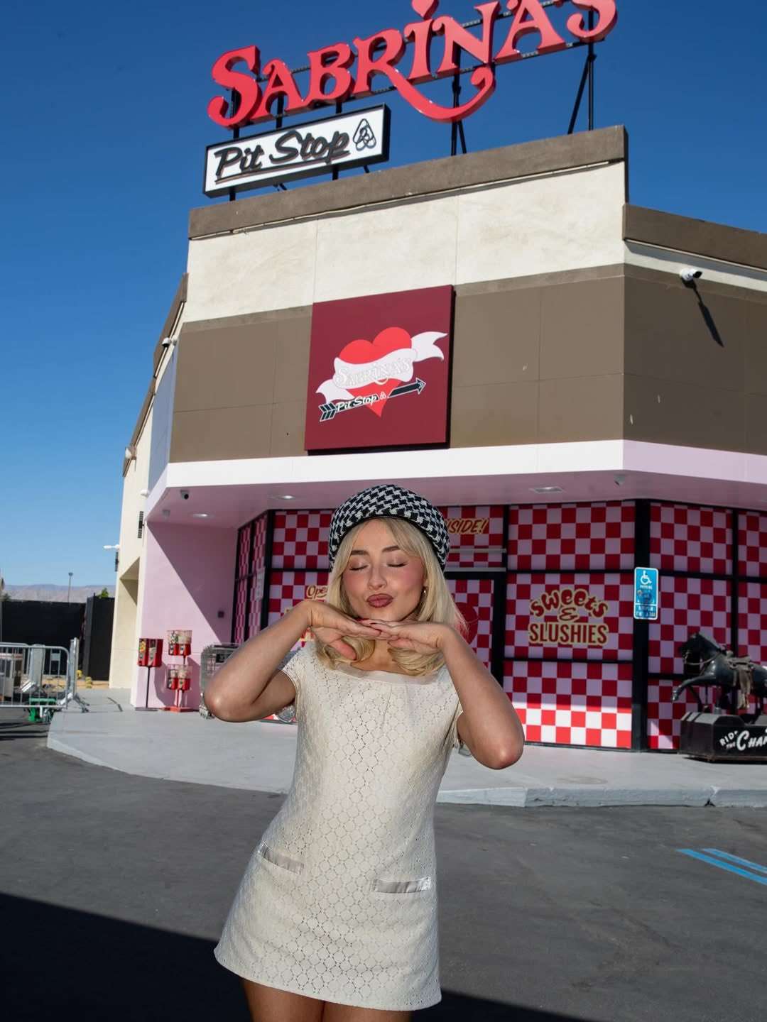 Sabrina Carpenter i Airbnb otworzyli surrealistyczny „Pit Stop” na festiwalu Coachella